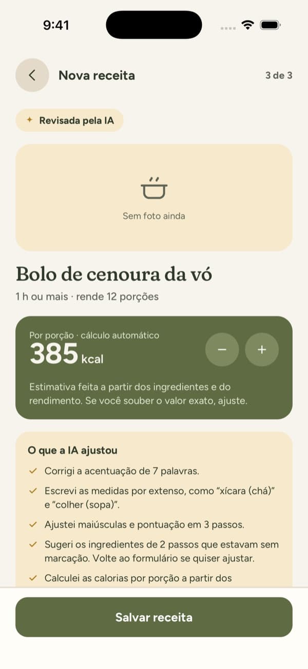 Tela de revisão: Bolo de cenoura da vó, revisada pela IA, 385 kcal por porção e a lista do que a IA ajustou