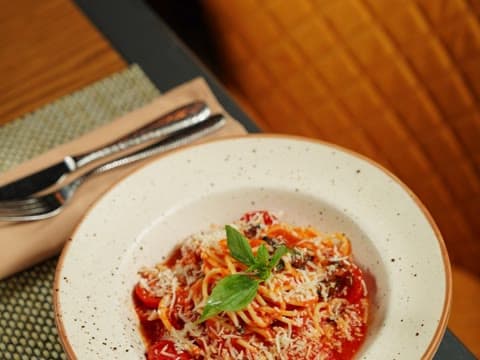 Macarrão ao sugo com manjericão