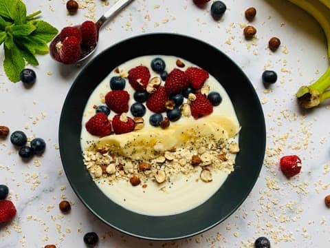 Iogurte com frutas e granola